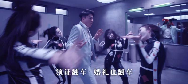 忍不住看前任社交圈,放不下前任的朋友圈的行为