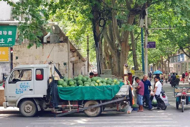 街拍夏日里小姐姐就是任性,夏日任性天气