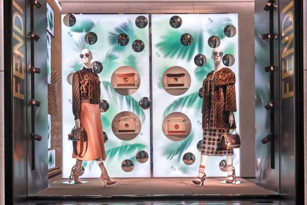 2018国际大牌春季橱窗丨店铺春色关不住，客似云来