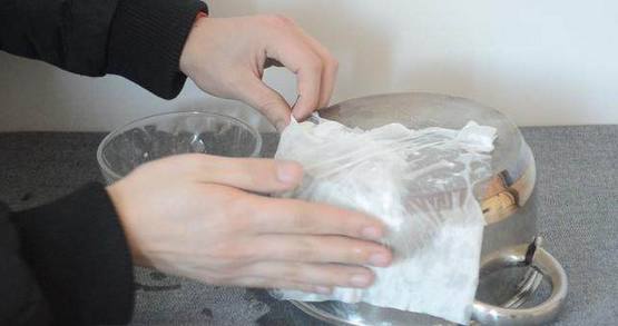 锅用久了黑垢太多,锅用久了烧黑了