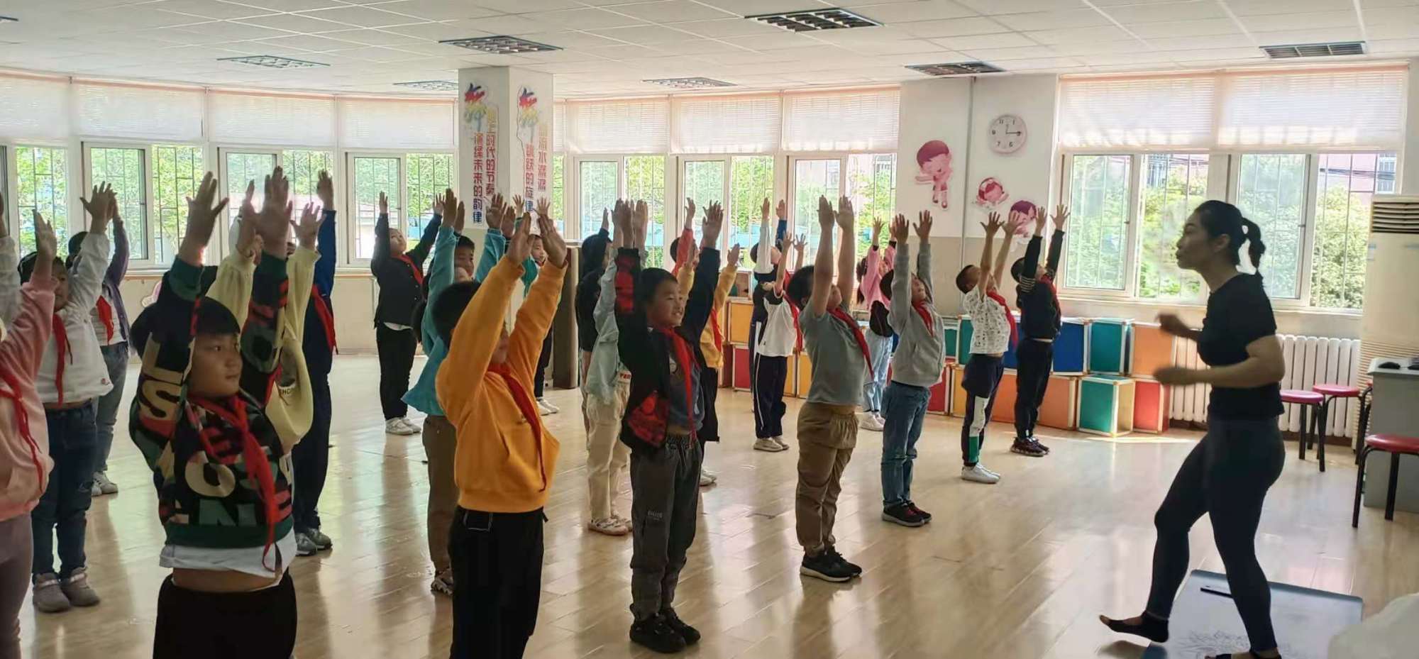 「家校携手」青岛普集路小学家长课堂：瑜伽进校园