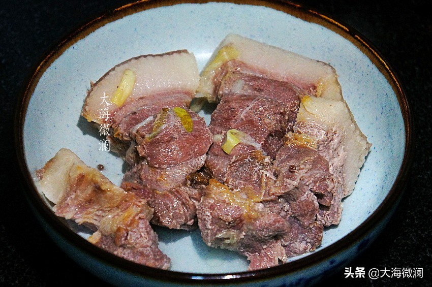 东北的杀猪菜竟然这么下饭,东北杀猪菜蘸的蒜泥怎么做