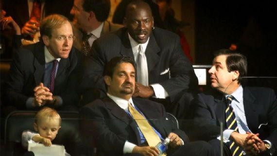 莱德基头顶牛奶游泳,莱德基空中视频