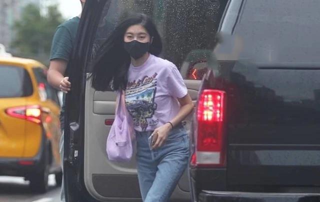 台湾第一名媛42岁穿衣,43岁台湾名媛二婚嫁身家百亿鲜肉