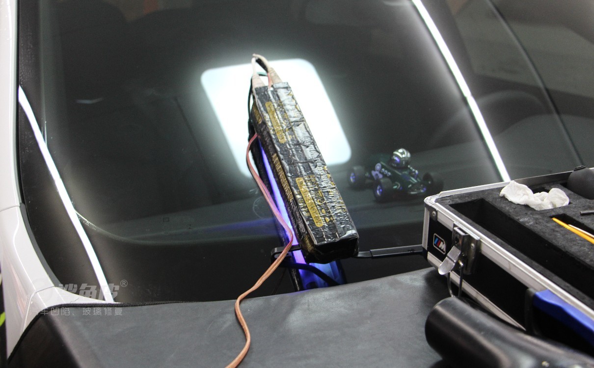 汽车玻璃裂纹可这样修复,502胶水能修复玻璃裂纹吗