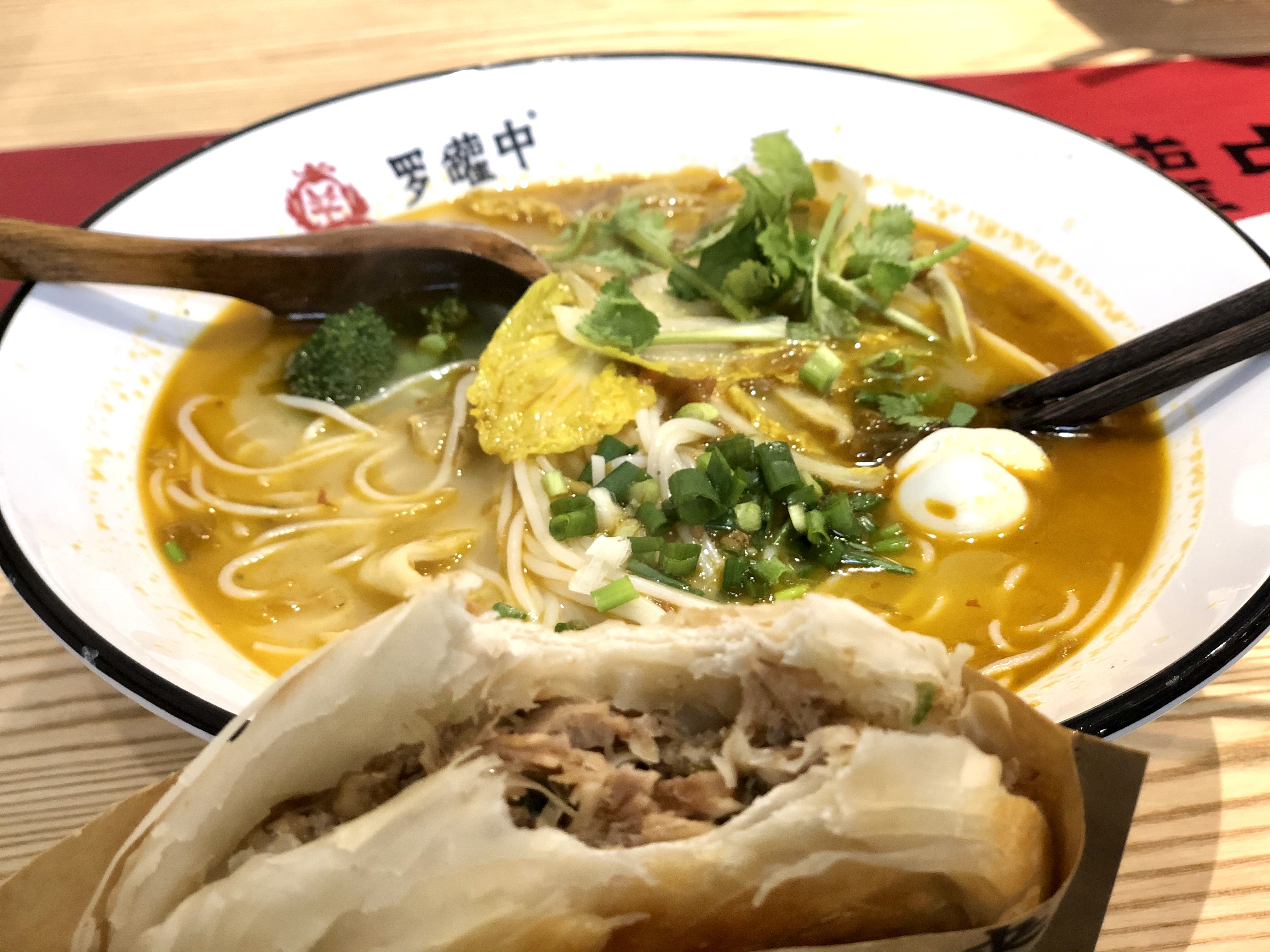 光吃米粉太单调了?罗罐中的各种浇头和小食,让嗦粉也变得享受