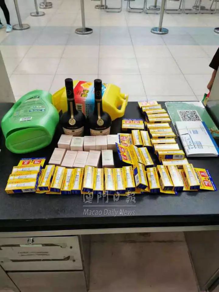 澳门新闻丨女子携带洗洁精洗衣液胶瓶过关，海关发现内里竟藏着这些东西