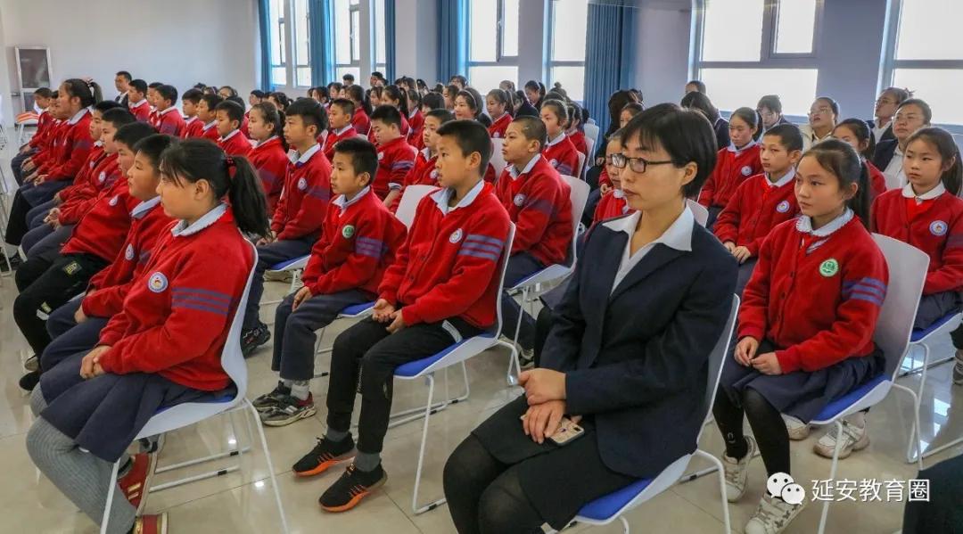 一群上海和延安的书画名家，今天走进了延安一所民办小学！