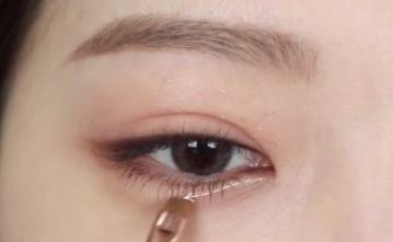 新手化妆卧蚕笔怎么画,一点卧蚕都没有到底该怎么画卧蚕