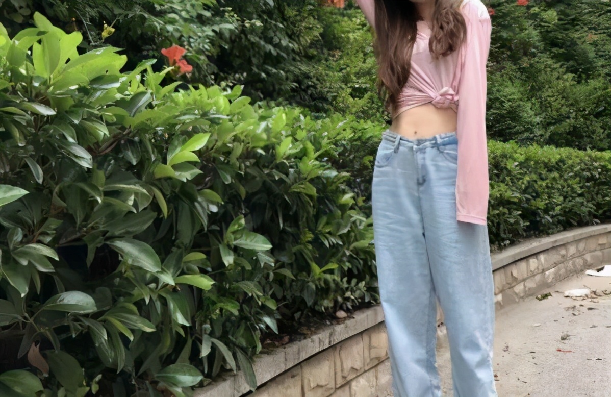 胖人t恤下摆打结方法步骤,t恤衫太长了怎么打结