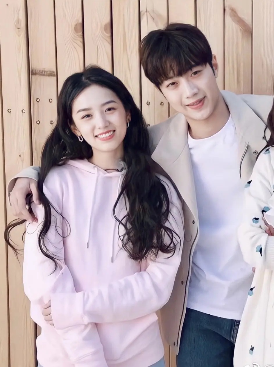 周也和其他女演员同框,周也出道前照片黑衣