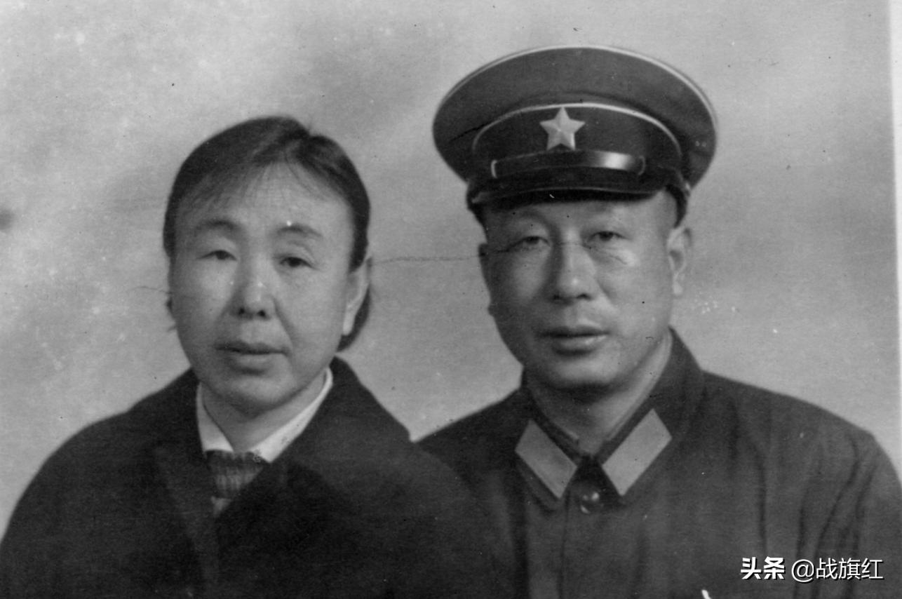 海军牺牲战士牺牲妻子带孩子敬礼,海战英雄老婆病危