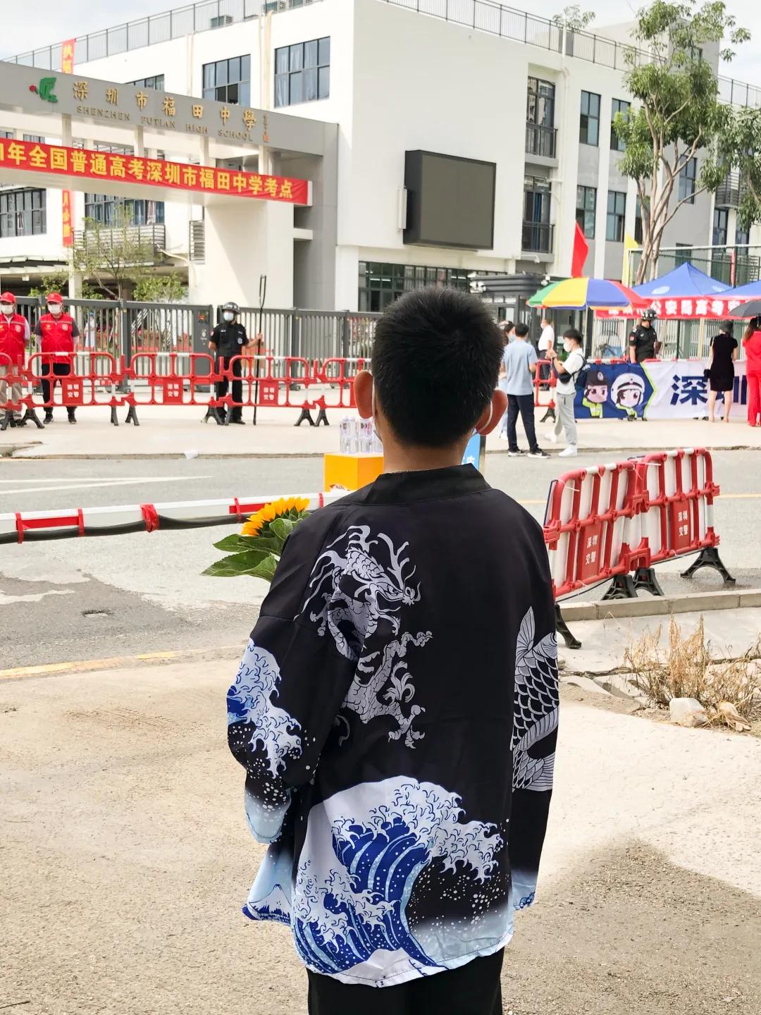 萌娃、萌宠纷纷抢镜！今年高考作文，深圳学生躺赢？