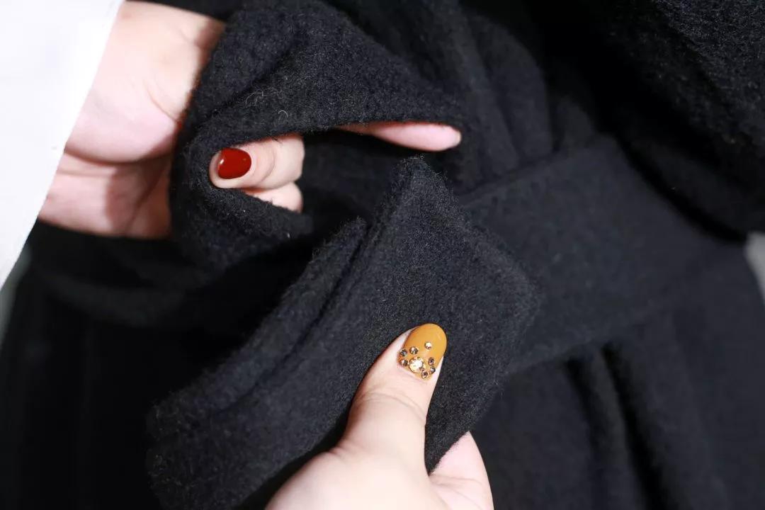 风衣后面的腰带怎么系,带扣风衣腰带后面系法