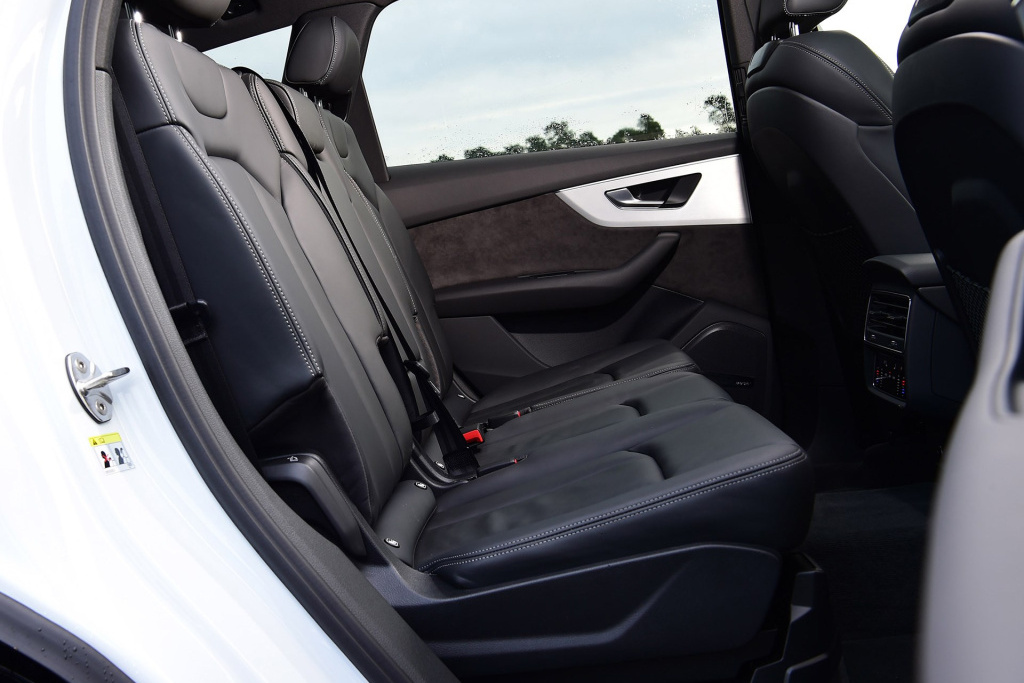 进口奥迪q7从60万降到30多万,奥迪q72022款55tfsi运动型落地价