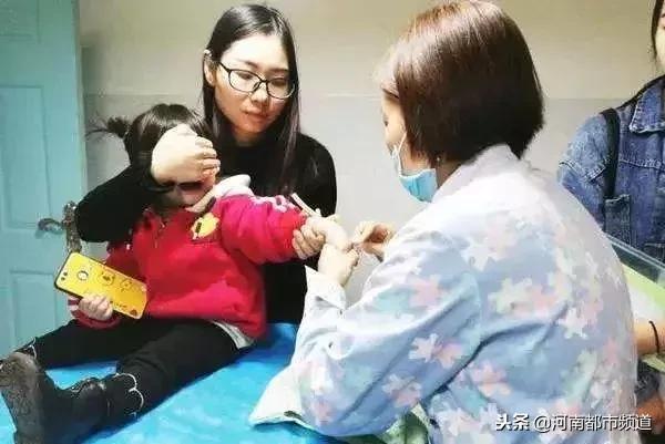 轮状病毒感染孩子呕吐,宝宝肺炎住院又感染轮状病毒