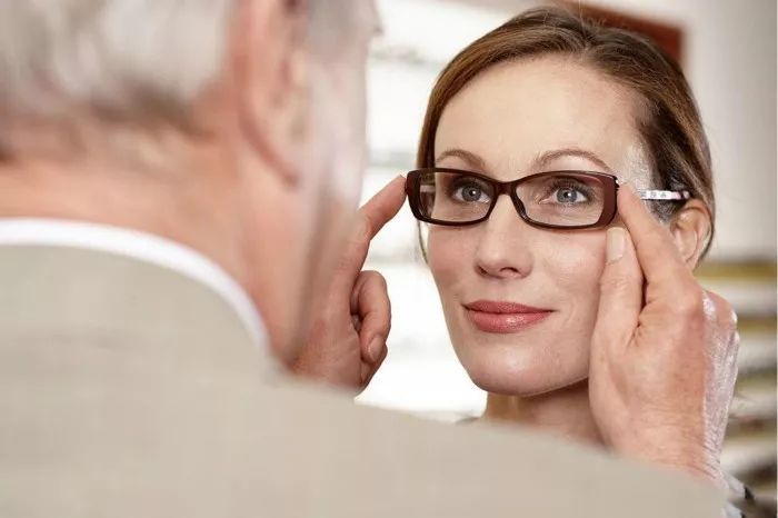 新眼镜怎么戴的最简单,新眼镜总是滑下来怎么办