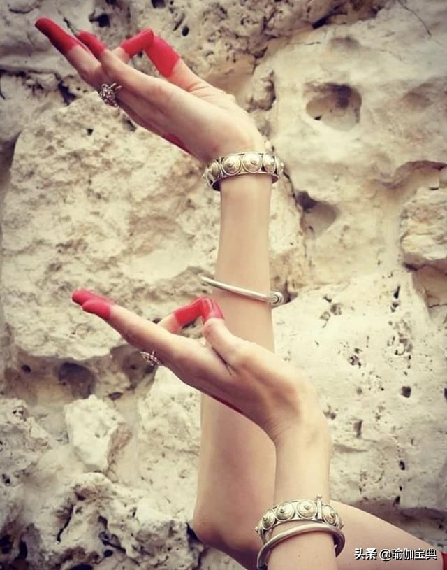 缓解疫情的瑜伽动作,疫情期间的瑜伽体式