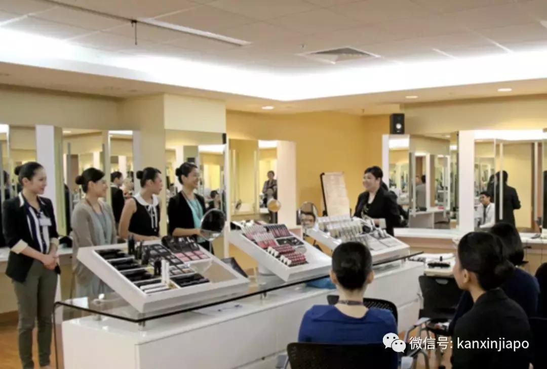 超高月薪+大牌衣服美妆，当新航空姐也太爽了吧！