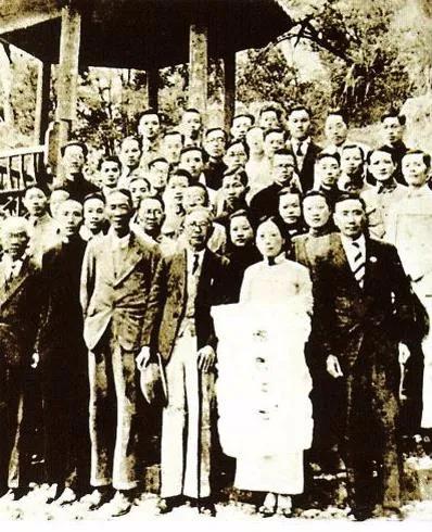 陈嘉庚热心办学的华侨楷模,陈嘉庚先生对教育的重要贡献