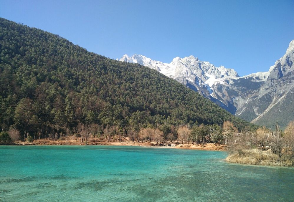 玉龙雪山日照金山的美,玉龙雪山日照金山美照