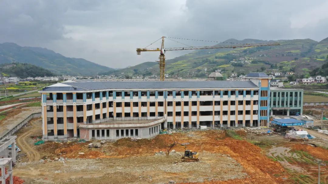 教学楼占地面积6000平方米,20000平方米学校