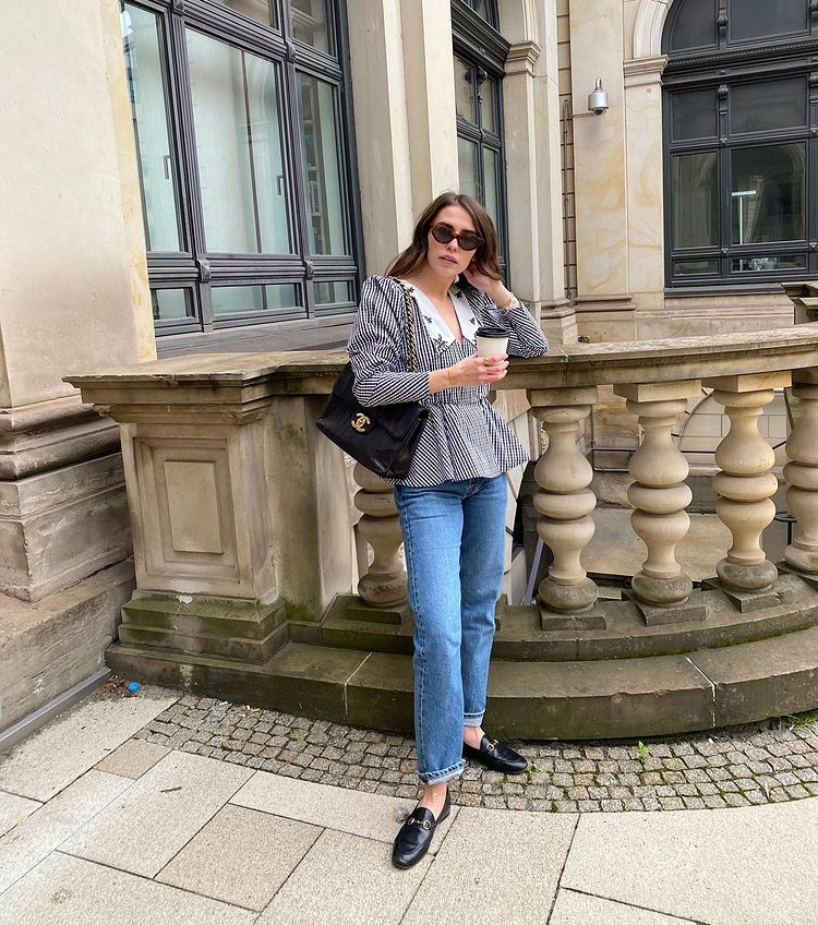 收起你的白球鞋,今年最流行的鞋子洞洞鞋