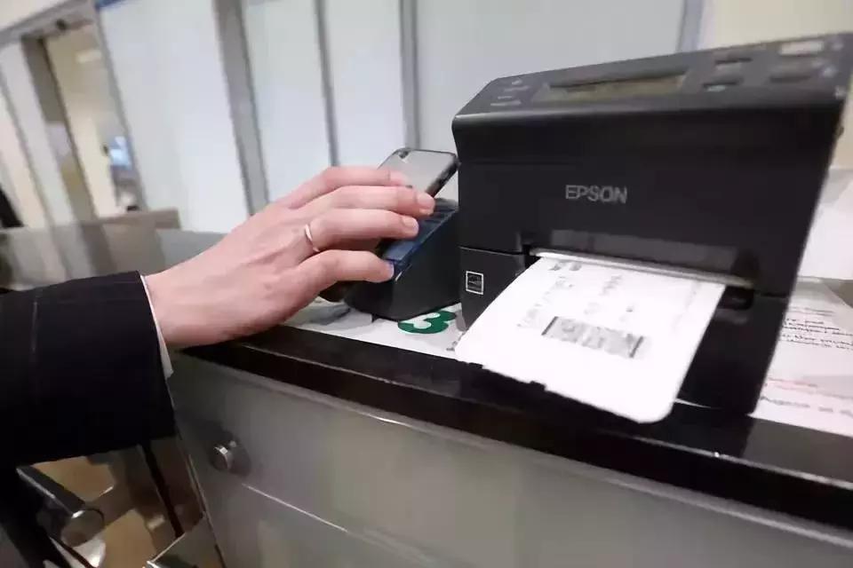 中国游客泰国被警察带走,入境泰国的中国游客