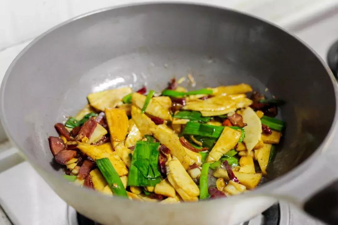 冬笋炒腊肉最正宗的做法,冬笋炒腊肉要不要先焯水