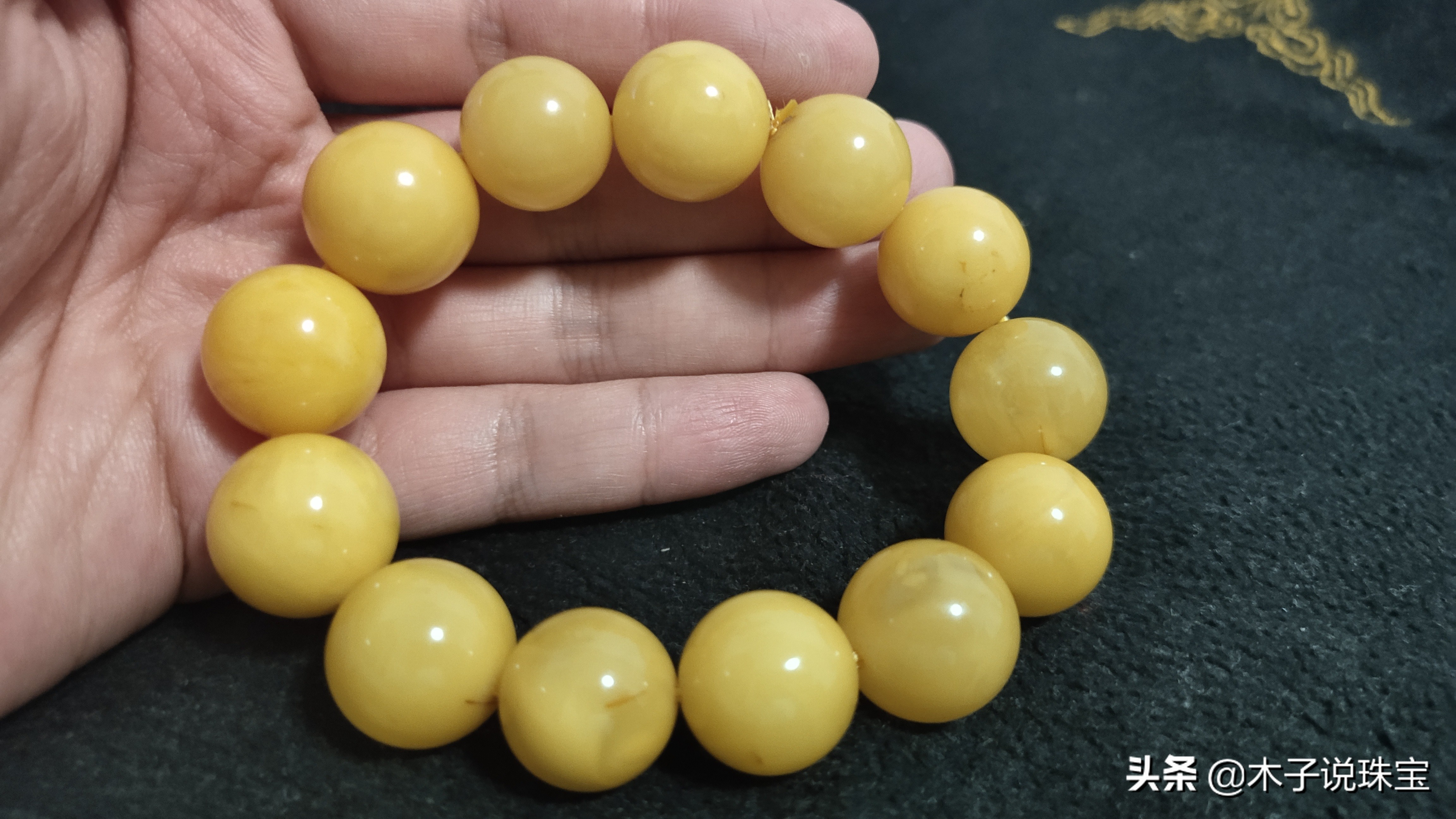 购买的蜜蜡手链被掺进去一颗假珠子，木子带你了解5种方法来区分