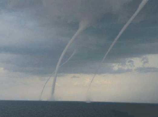 龙吸水自然现象是什么原理,海面龙吸水现象的原理是什么