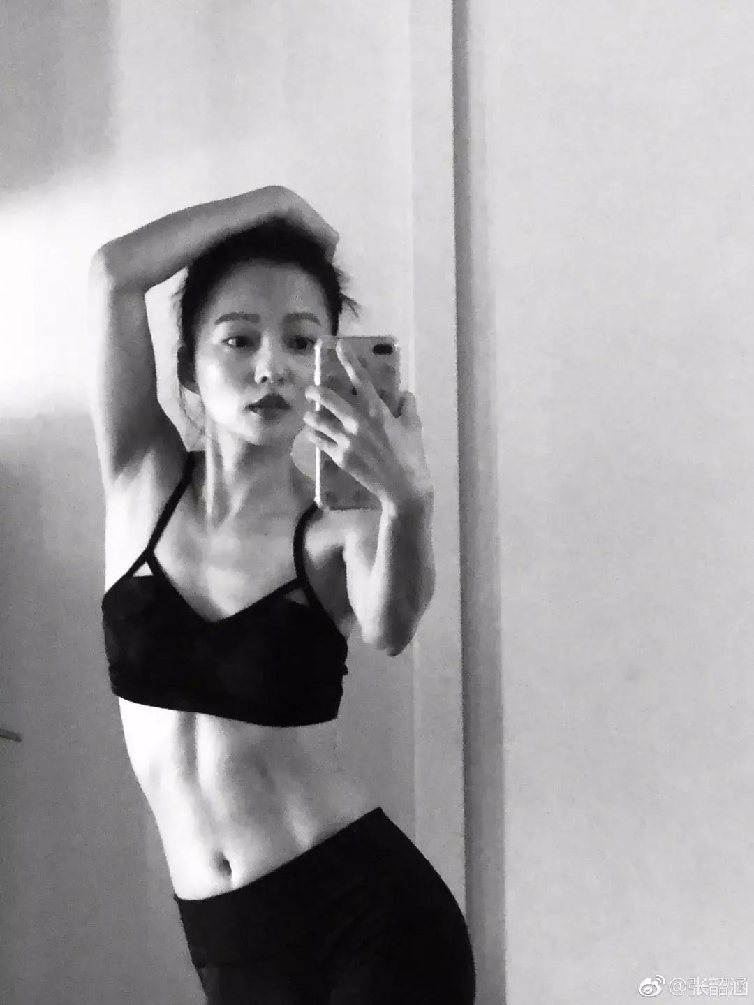 “过气”十年,凭什么她发个问号也能上热搜?