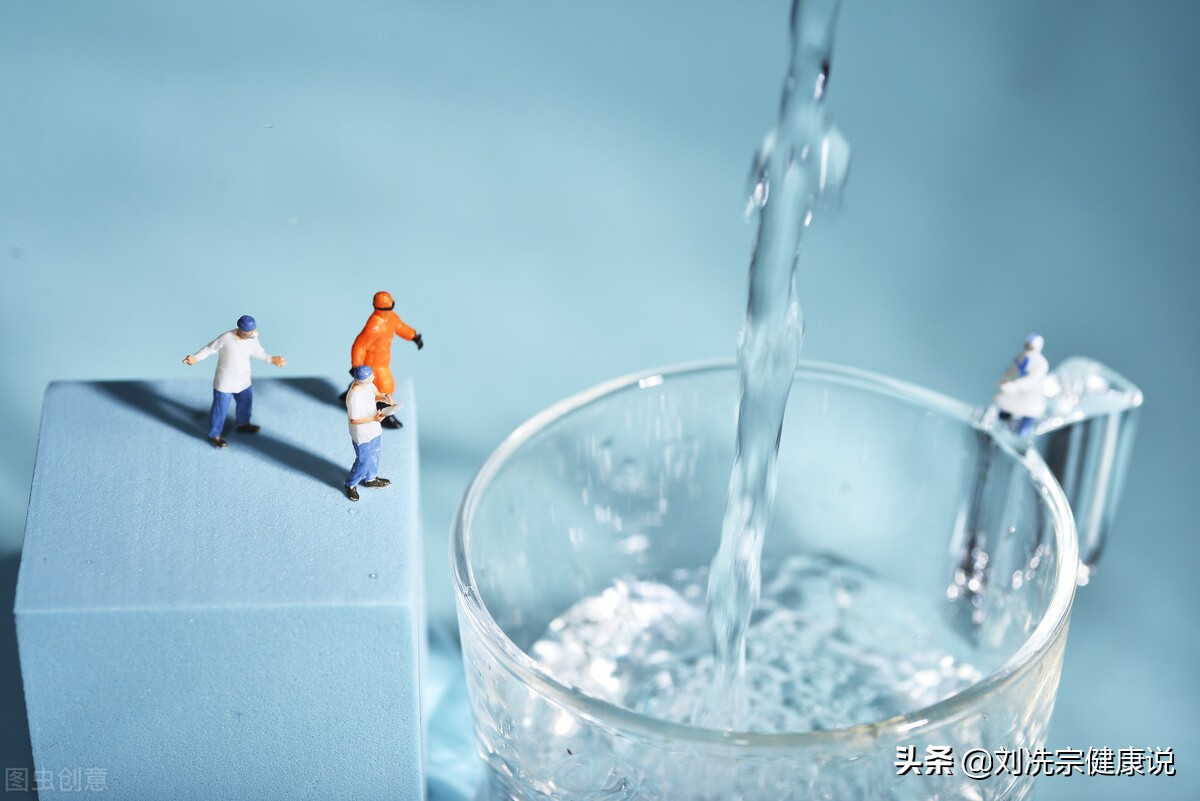 夏季炎热多出汗，饮水是关键！医生说如何正确饮水，也有讲究