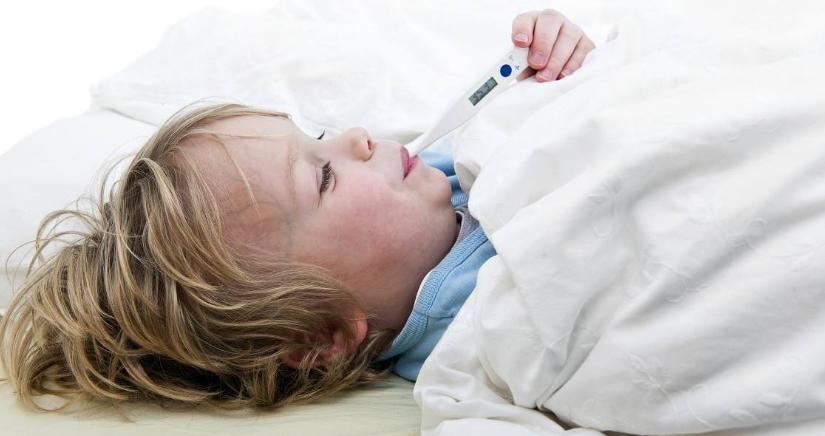 6岁小女孩发烧不退,6岁女孩新冠高烧不退