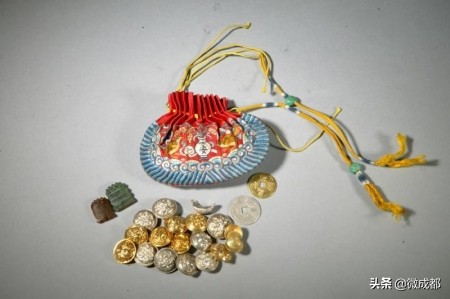 清朝的“压岁钱”荷包也太可爱了吧！26日，来成都金沙博物馆感受一下真实的清宫生活