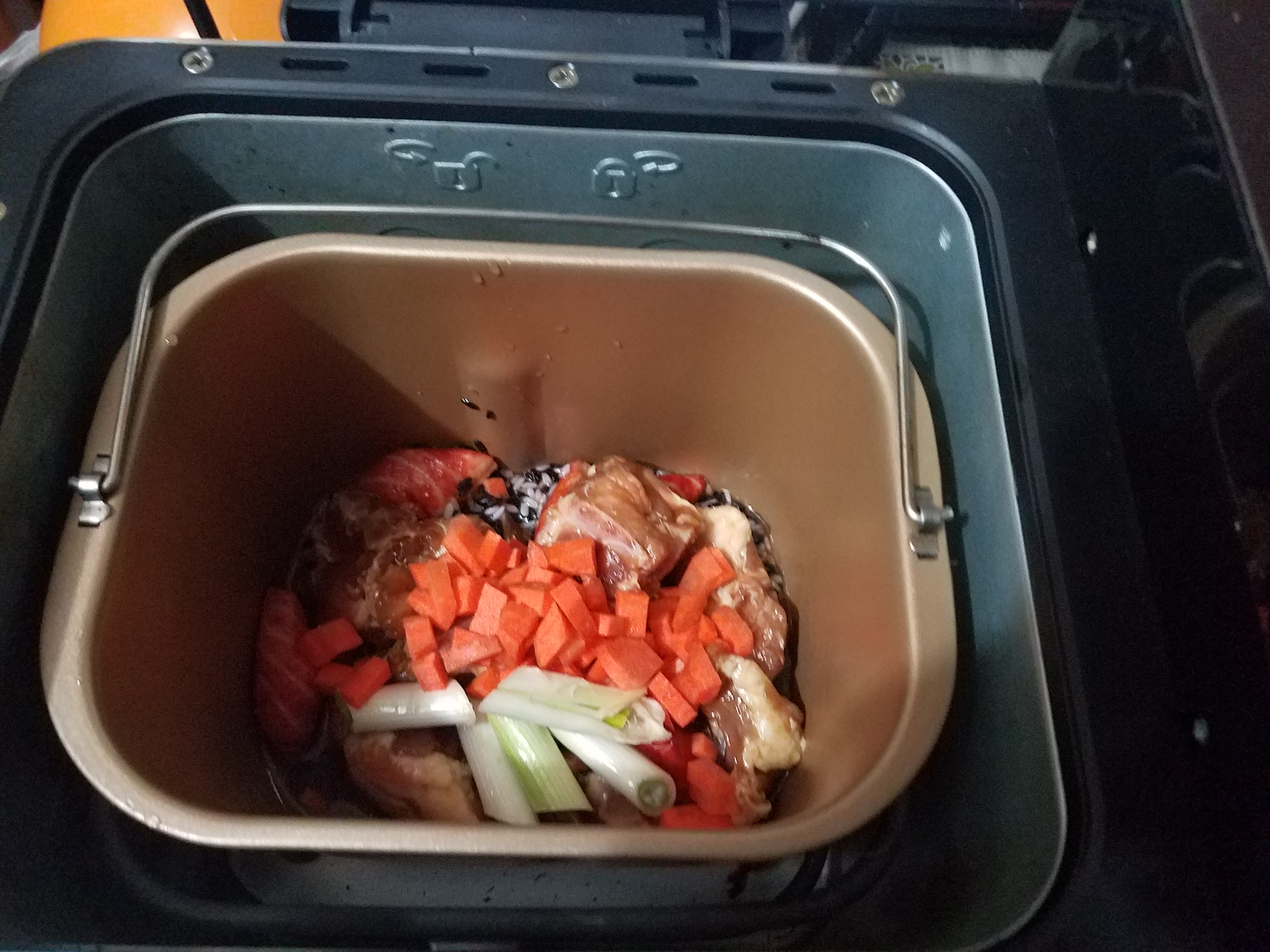 面包机也可以做煲仔饭哟,排骨黑米煲仔饭,就是这么的简单好吃