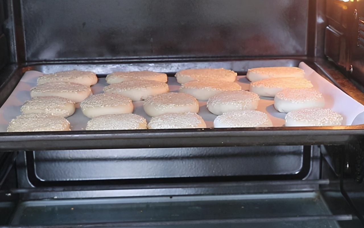 黄桥烧饼层层叠叠的一口酥香,新鲜出炉的黄桥烧饼外酥里嫩