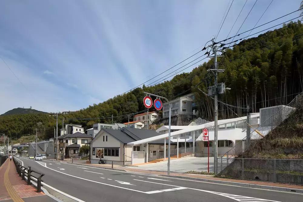 日本幼儿园户外设计效果图,斜坡幼儿园设计