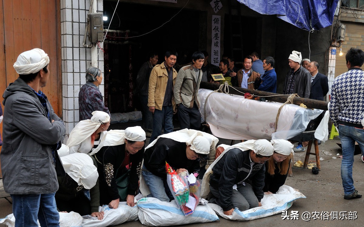 农村白事出殡有哪些讲究,出殡扎纸开光是什么意思