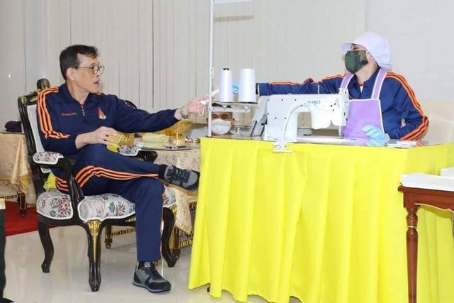 花心泰王也温柔?结婚周年陪王后穿情侣装,满脸宠溺给娇妻打下手