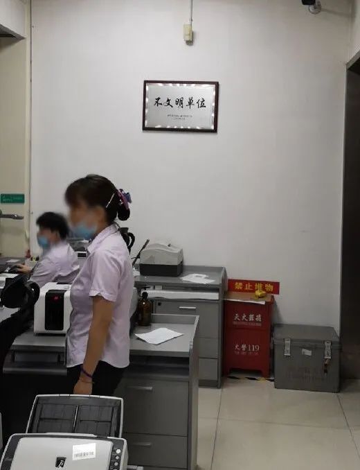 湖北一农业银行支行被挂“不文明单位”牌匾!行长:落实“门前四包”不力!因推搡阻止记者暗访影响恶劣被罚