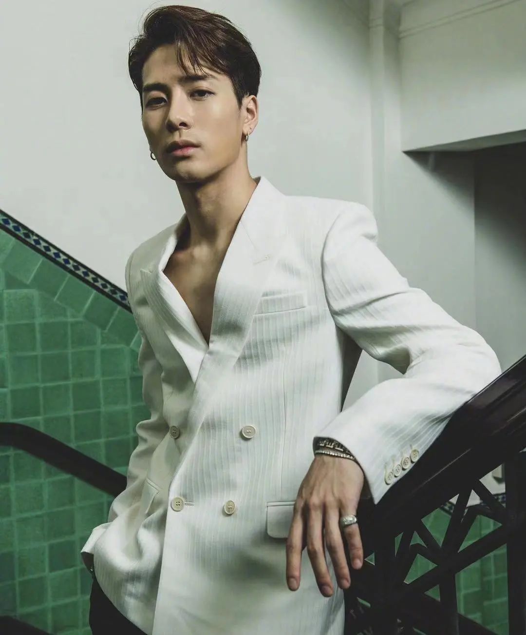 衣品超级好的男明星,王嘉尔穿的蔡徐坤同款衣服