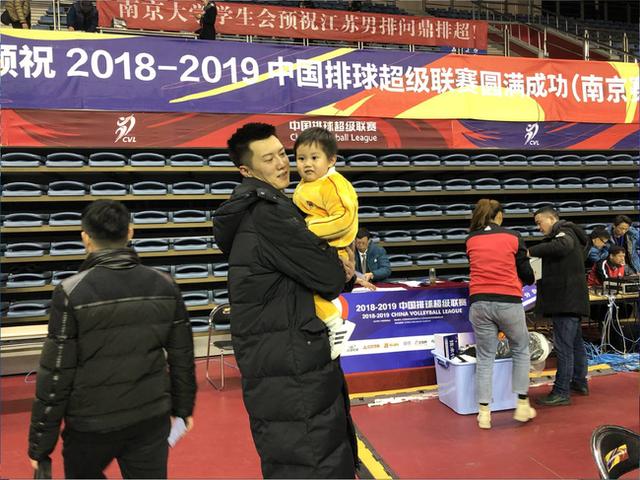 张常宁与张晨是同父异母吗,张常宁和哥哥是同父异母