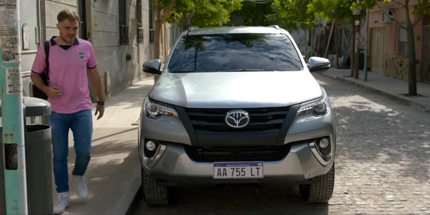 密室电影《4X4》:车主“钓鱼”偷车贼,一辆汽车变成了囚笼