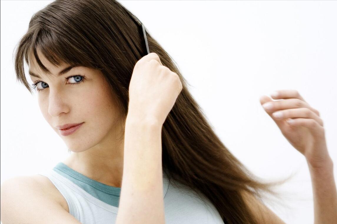 头发干燥用发膜好还是精油好,头发干枯用精油好还是用发膜好