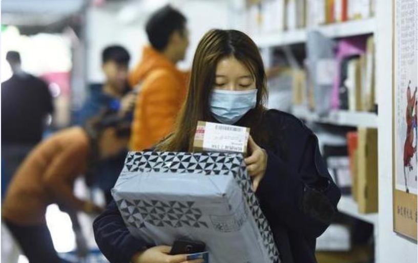 大学生购买能力有多强？校园内包裹直接封路，看完自愧不如