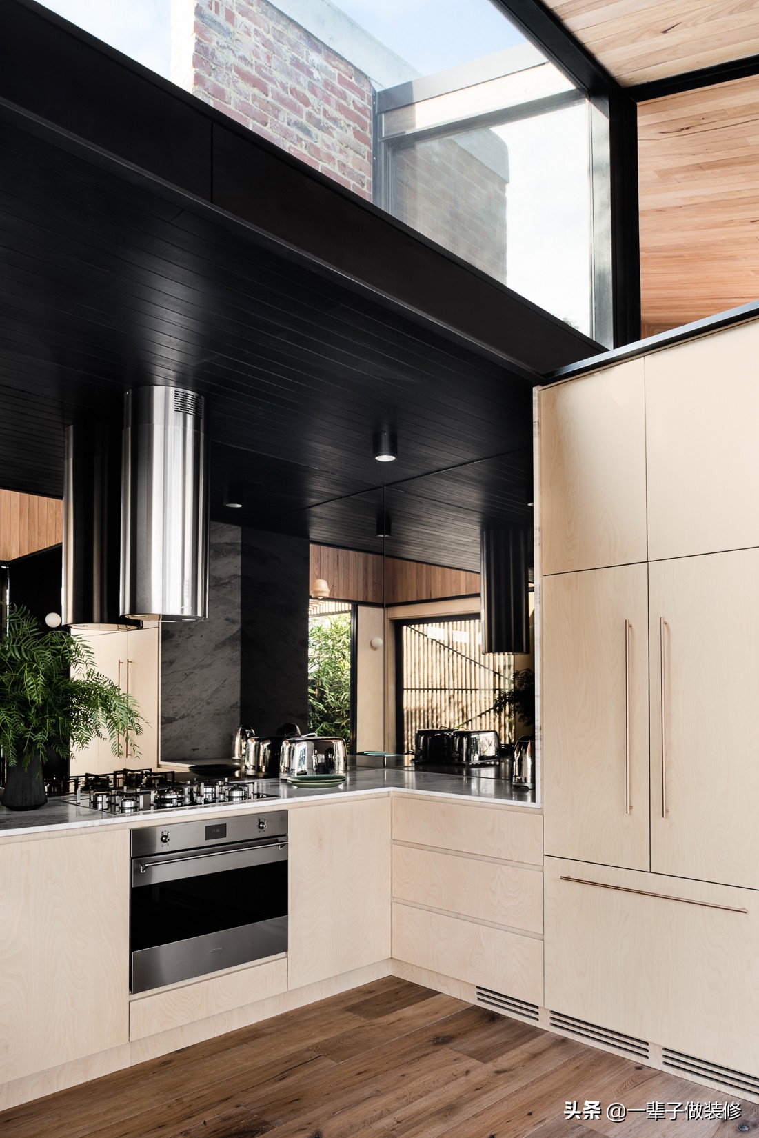 酒店三五好友小聚,三五好友酒店小聚畅谈人生