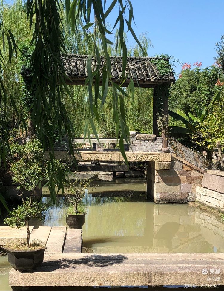 走进风雅石园，位于王店镇聚宝湾景区里