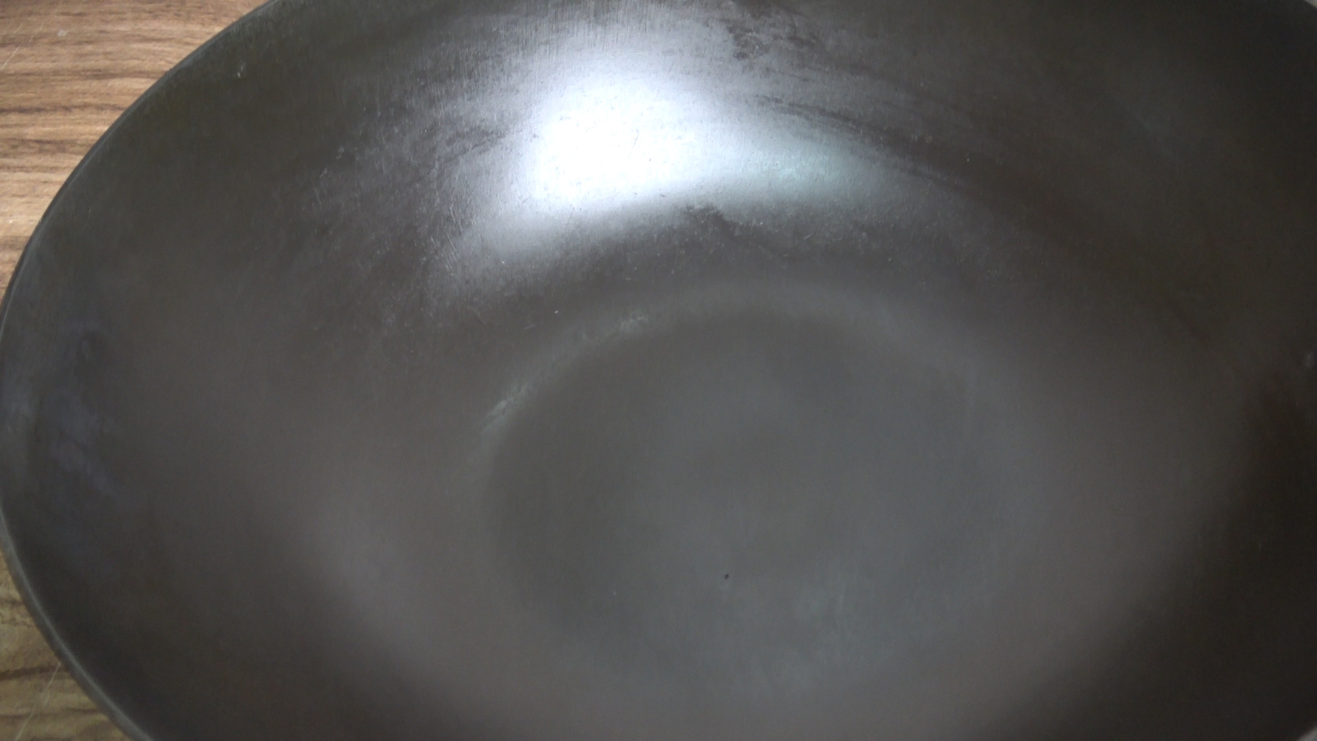 清洁铁锅锅底黑垢方式,清洗四孔锅具黑垢小妙招