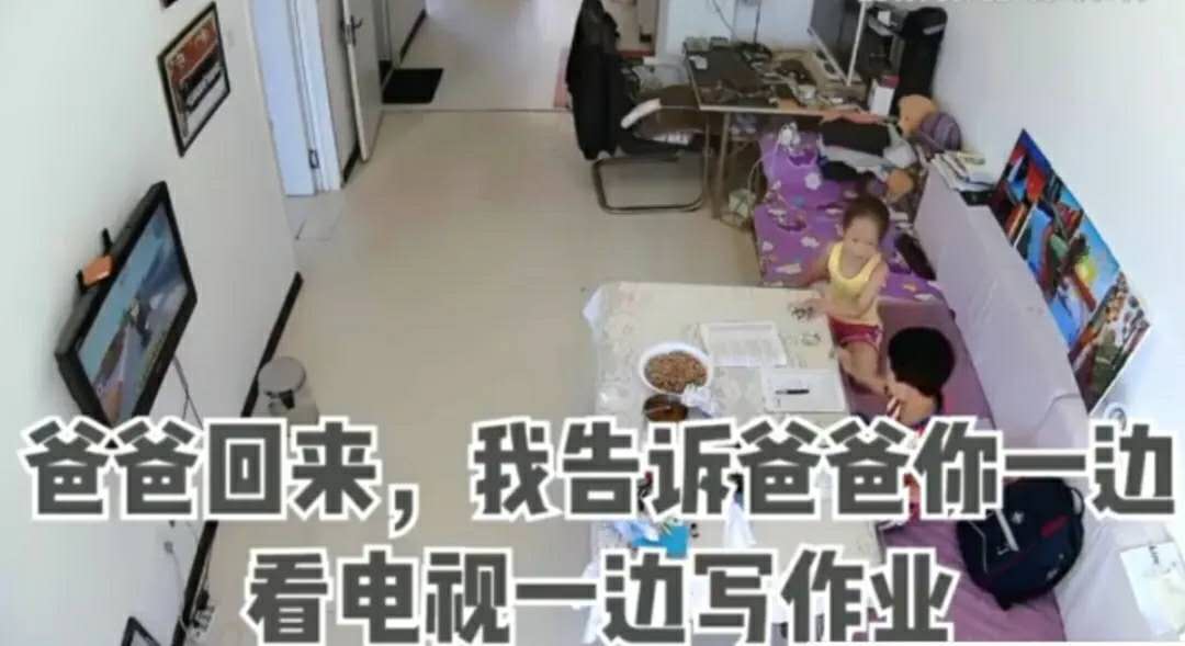 泡奶粉、换尿布，那些在家带娃的大娃们的暖心瞬间